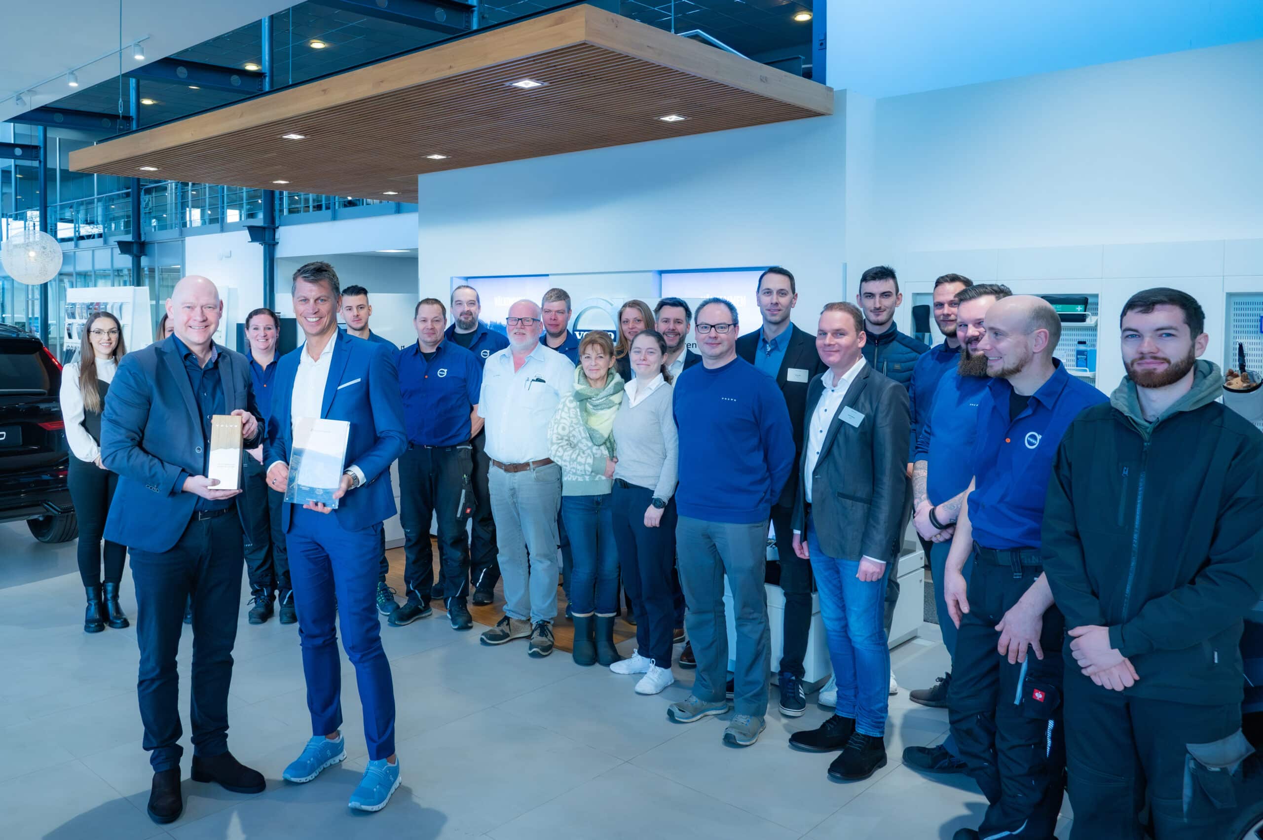 Urkundenübergabe für 25 Jahres Volvo-Zentrum